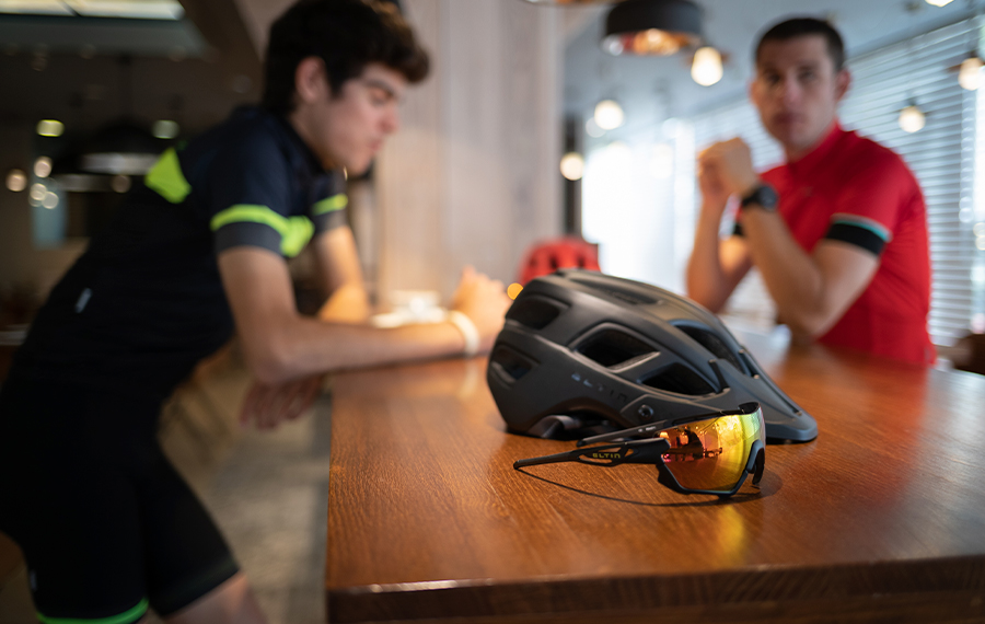 casco y gafas de ciclismo